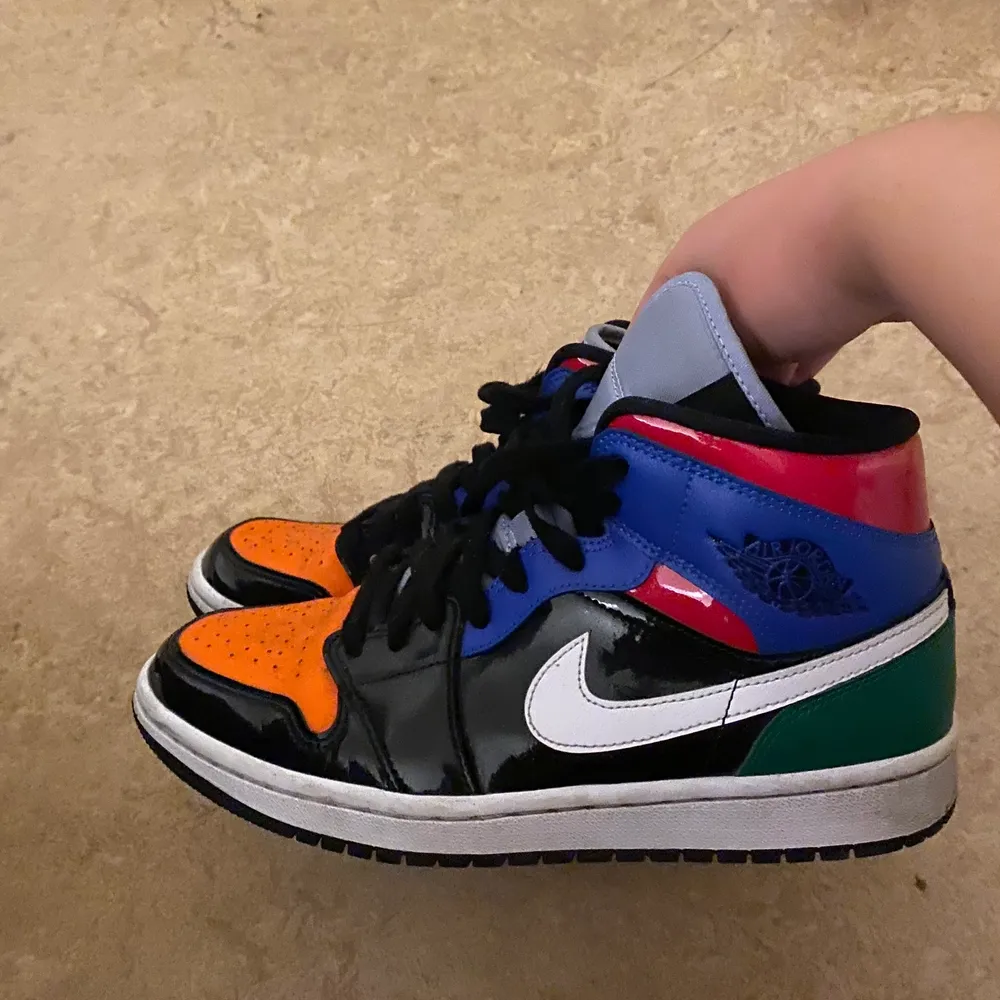 Jordan 1 mid multi patent i storlek 40 men motsvarar 38/39 , säljer dessa pågrund av att jag inte använder dem . Dem är använda ungefär 10 gånger men tvättat såklart av dem innan  dem säljs . Skor.