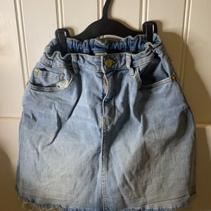 Kjol från Lindex - En väldigt fin kjol från Lindex i storlek 158/164 kommer tyvärr inte till användning längre. Använd men i bra skick. 