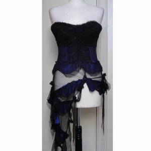 UNIK korsett topp stl S-M (34-36) - Unik korsett topp köpt i Paris runt sent 90-tal/ tidigt 2000-tal. Märket produceras ej längre därav är korsetten unik. Står på lappen att den är storlek M men den är för liten på mig med 75D byst, därför rekommenderar jag denna till någon med B-C kupa. Möts upp i Stockholm eller fraktar 🖤