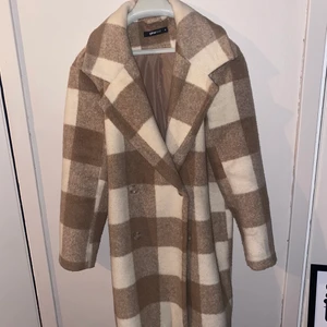 Rutig kappa - Rutig kappa från gina tricot, perfekt nu när det börjar bli kallare väder. Inga skador, bra kvalite, använt en höst/vinter.