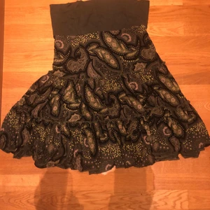 fin kjol med volanger - den passar s till m och är väldigt stretchig. super fina färger och den passar nästan till allt