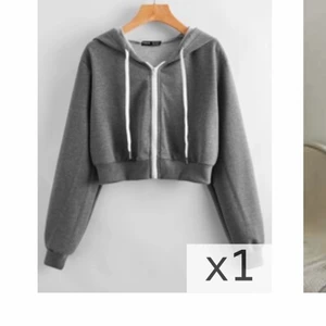 Grå kofta  - En grå kort kofta från SHEIN. Den är knappt sliten och använd några gånger. Frakt står ni för 