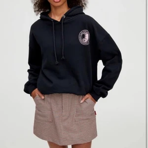 Pull and bear hoodie - Svart hoodie från pull and bear i bra skick. Köpt för ca 2 år sedan och använd några gånger. NYPRIS: 300kr säljer för 160 + frakt