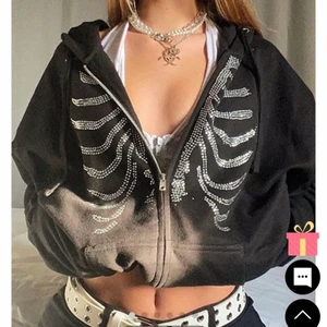 Kofta - INTRESSEKONTROLL! Säljer min kofta med ett ”skelett” på sig för bra pris 