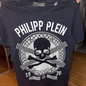 PHILIPP PLEIN  - EN PHILIPP PLEIN T-shirts som är knappt använd, original priset ligger på 3000kr jag säker den för 1600 men vid snabb affär kan priset sjunka. Storlek S/M TVEKA INTE SKRIV!