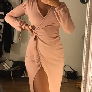 Babyrosa klänning - Babyrosa/beige klänning som man knyter från pretty little thing.