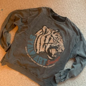 Tröja  - En skön tröja från pieces, använd två tillfällen. En L för mer oversize känsla 