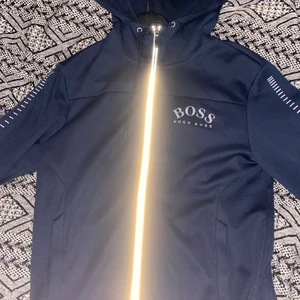 Hugo boss kofta - Säljer min kofta som är i bra skick. Slutsåld modell köpt för 2000 kr. Först till kvarn möts i stockholm