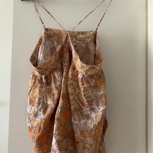 Topp HM - En luftig bandeau-topp med tunna axelband. Sparsamt använd.