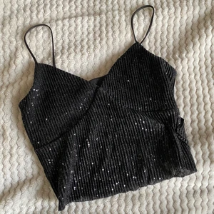 Paljettopp - Säljer en superfin paljett-topp på ONLY, använd 2 gånger! Säljer för 80 kr + frakt 😍🖤