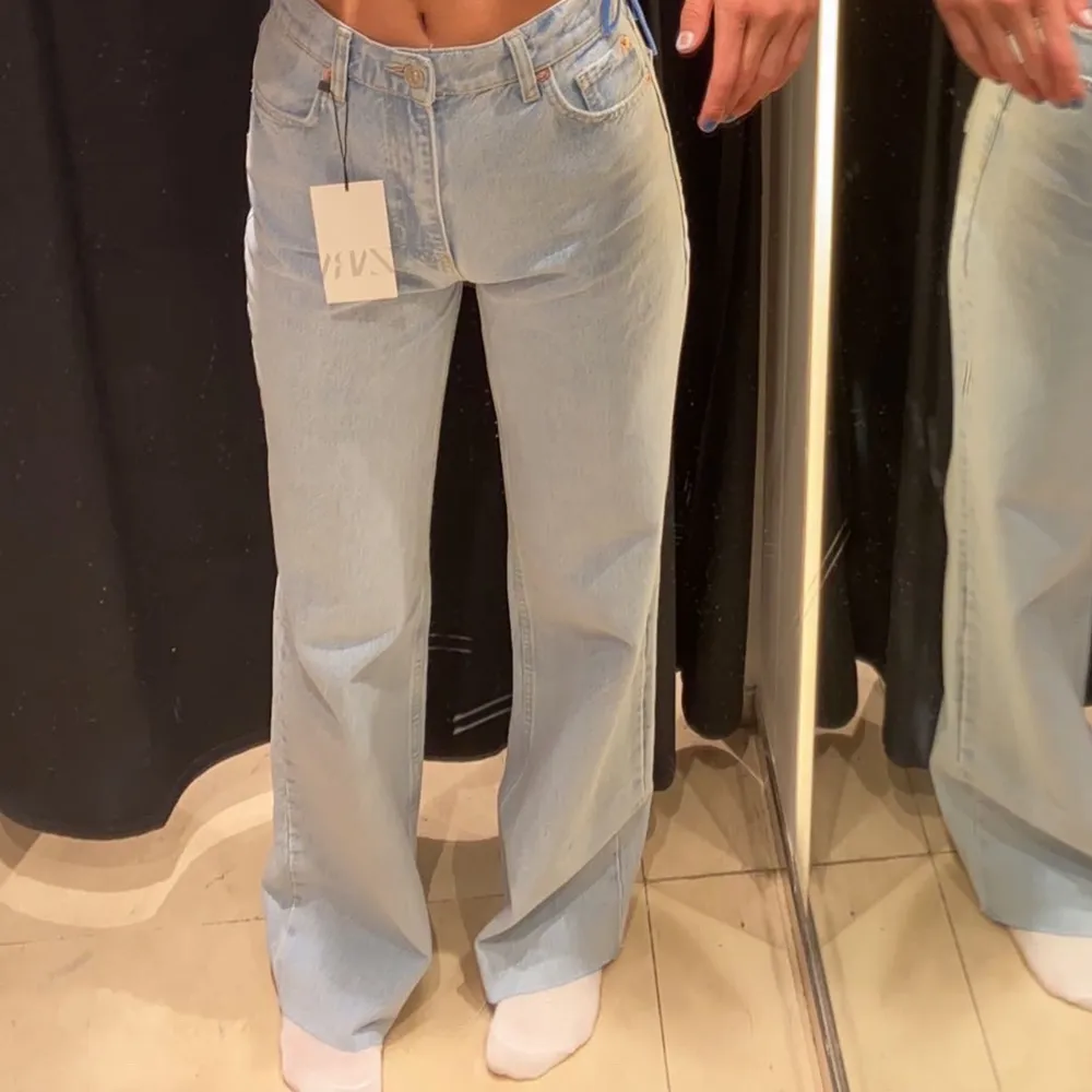Väldigt snygga jeans från zara!!💕💕använda men i fint skick. Inte avklippta så alltså i orginal längd! . Jeans & Byxor.
