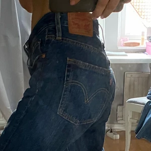 Levis 501 - Jeans från levis i modell 501, storlek W24 L28. Pris 200kr eller bud 💖