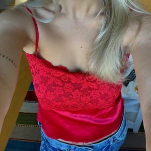 Linne - Rött linne med fin röd spets. jag har klippt av längst ner för ville att den skulle vara kortare.