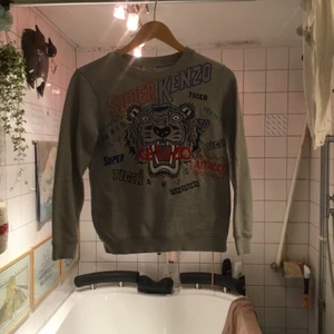 Åkta Unisex Kenzo sweatshirt  - Sweatshirt från Kenzo. Jättekul o söt tycker jag men använder inte alls mycket eftersom den inte passar mig längre.(stk xxxs- xs) eftersom den är barn stk. Den är mysig och passar till allt. Jag prover inte eftersom den passar inte. Bud i kommentarna eller köp direkt 550 den är slutsålt 