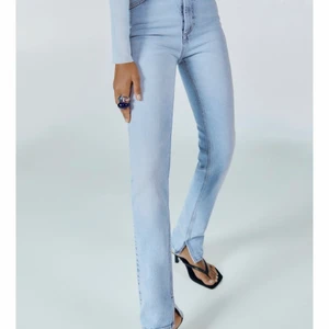 Jeans  - Sjukt snygga jeans från Zara, endast använda ett fåtal gånger så i perfekt skick! Frakt ingår i priset 