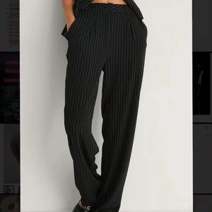 randiga kostymbyxor - super snygga randiga kostymbyxor men som tyvärr var för långa för mig, köpta på na-kd, köparen står för frakten 💕