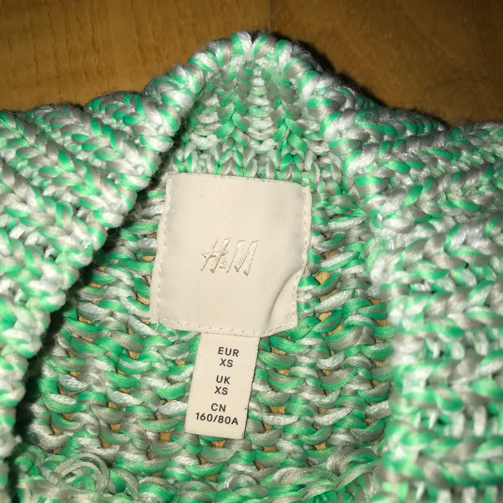 Säljer denhär jättesnygga stickade tröja från H&M då den inte kommer till användning (använd 1 gång). Storleken är XS men funkar även på S och M. Gillar verkligen passformen den sitter väldigt fint!. Stickat.