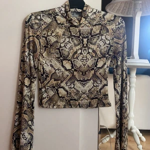 Halv polo, ginatricot - Halv polo från ginatricot med utsvängda armar, storlek Xs men har stretchigt material.