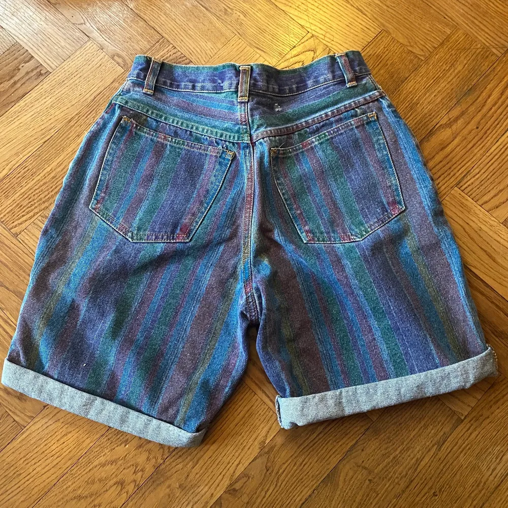 Superfina randiga, retro ”findus”-shorts! Mycket fint skick och så snygga men tyvärr för stora för mig 😩. Shorts.