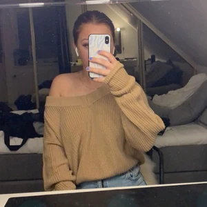 Stickad tröja  - Stickad söt off shoulder tröja. Storleken är L och jag har i vanliga fall XS/S och den sitter fint på mig💕