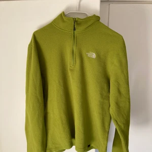 The North Face fleece  - Fleece från The north face. Tunn men väldigt varm och skön. Storlek small. Bra skick