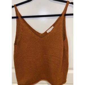 Hm linne - Ett super mjukt stickat linne från hm i en jätte mysig höstig förg!🤎🍁 Köpt nu i somras men tyvärr inte kommit till någon användning då det inte är min stil, men med det nyskick! Nypriset; 249kr. (Skriv privat för fler bilder)