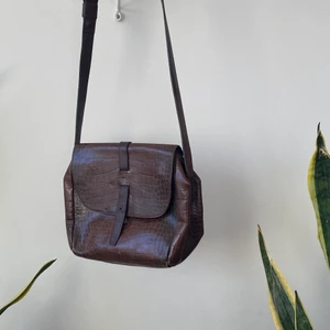 Axelremsväska  - Snygg väska! Möts på söder annars står köparen för frakt på 66kr 💕 saknar knapp ( se bild 2 )