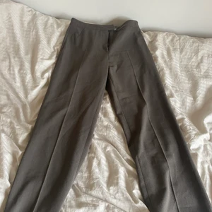 Gråa kostym byxor  - Säljer mina gråa, mid rise kostym byxor då dom är förstora. De är i storleken 38 men skulle även säga att dom passar i storlek 36 🤎 