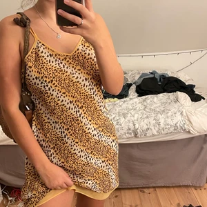 Leopard klänning! - Jättefin i något typ av leopard klänning som det står är i storlek 40, men skulle säga att den är s-m💕