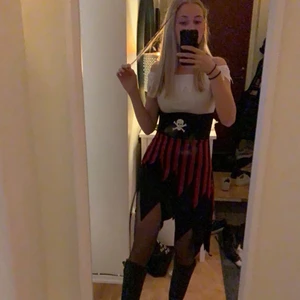 Piratdräkt - Säljer min piratklänning som är perfekt för halloween 🎃 använt en gång bara och man får med en mössa till! Priset är inklusive frakt💜