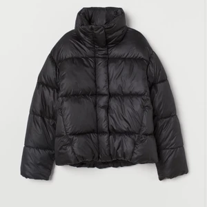 Svart puffer jacket - Säljer nu min skitsnygga svarta puffer jacket från H&M (slutsåld!!). Jackan är i storlek M men passar alla storlekar, sitter snyggt och oversized. Väldigt bra skick ser näst intill ny ut. LEDANDE BUD: 600✨