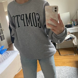 Grå tjocktröja - Oversized tjocktröja i bra skick! Storlek XXL men passar även på mig som vanligtvis har S!