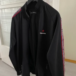 DSQUARED 2 Träningsoverall Herr - Har ett träningsoverall i strl : M/L  finns inga hål osv (byxorna är mer använda än koftan).     Jag är 190cm och koftan säger jag är L i storlek / byxorna L men kan passa M strl också. Mer bilder finns