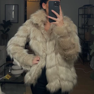 Pälsjacka - Säljer min pälsjacka från Nelly, det är inte äkta päls! Inte använd på flera år! Står inte vilken storlek det är men jag är vanligtvis en XS-S och passar mig perfekt :) 