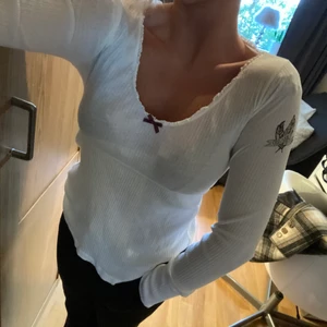 ODD MOLLY TRÖJA - Jättesöt ”vintage modell” av en Odd Molly blus som jag knappt använt då jag köpte den får många år sedan i fel storlek. 