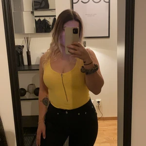 Gul body stl XS - Gul body från bikbok, stolek XS