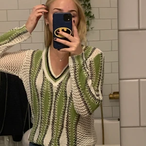 Stickad tröja  - Säljer min fina vintage stickade tröja. Storlek S.  Grön, Svart glittrig. Perfekt till vardag som till fest.  