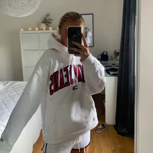 Tommy hilfiger hoodie - Säljer denna jag  köpte här på plick av Vendela bremberg (hennes bild)