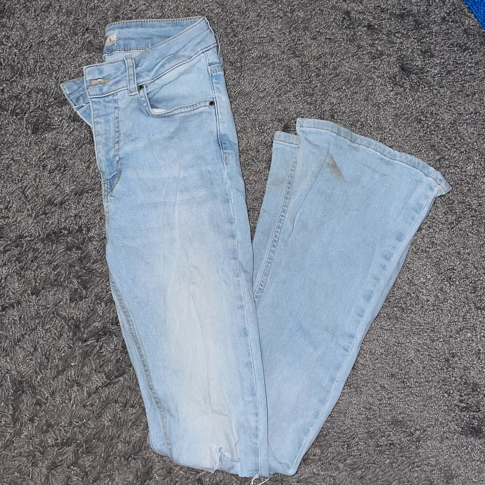 Säljer dessa fina jeans från Gina-tricot. Fint skick💕💕. Jeans & Byxor.