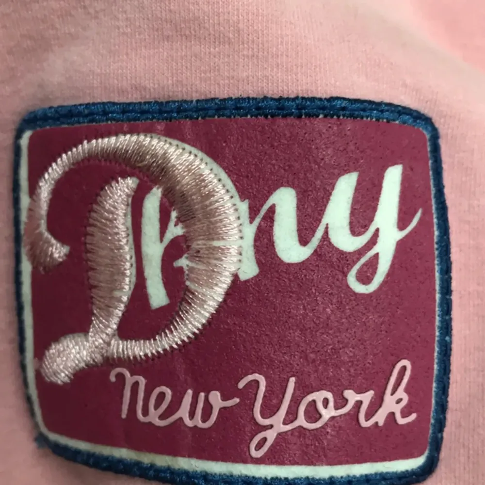 💕gullig rosa kofta från DKNY!💕 storlek 170 men passar xxs/xs (köpare står för frakt). Hoodies.