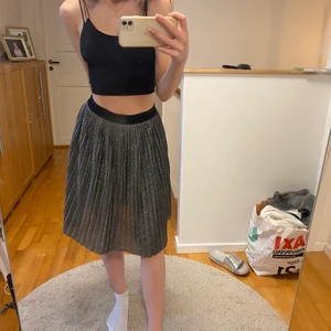 Glittrig tjol - Säljer min glittriga midi-tjol ifrån Benetton. Säljer då jag inte tycker den passar på mig. Hittar ingen storlek men passar som en XS-S. Ordinarie pris på benetton-kjolar är ca: 650kr. Pris kan diskuteras vid intresse!!