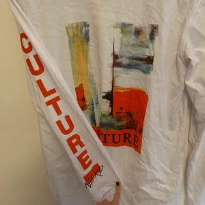 Vit långärmad tröja NAKD - Vit långärmad tröja ifrån NA-KD med tryck på bröst och ärmar. Storlek XS men den är oversized så passar även större. Inga slitagetecken