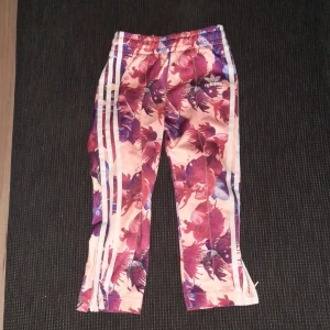 Adidas dress barn 2-3år - Jätte fin Adidas dress för barn passar 2 -3åringar äkta Adidas 