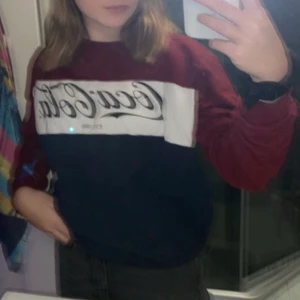 Coca cola tröja - Hej! Jag säljer min fina coca cola tröja för jag inte andvänder den mer. Det är i storlek M men skulle nog säga att den sitter som är S . Men passar M också.💗 