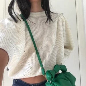 Stickad tröja  - Superfin stickad tröja💞stl xs, men designen är lite kortare i armarna som ni ser. Köpte på MQ märket heter visual clothing project🥰kontakta gärna mig vid frågor eller fler bilder. 