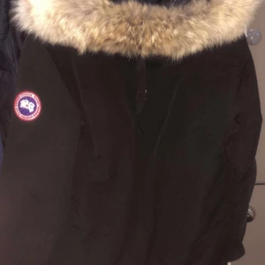 Canada Goose jacka herr - Stl M, inga skador o inte använd så mycket. Den är äkta.