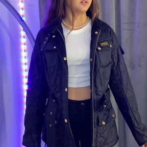 Babour jacka storlek 36 - Har köpt det för 4000 kr från Johnells och använde den i några månader 