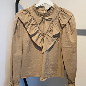 Beige blus  - Superfin beige blus från Gina Tricot💕 Är endast använd en gång, jättebra skick! Passar även mig som normalt är strlk. 36/S💕