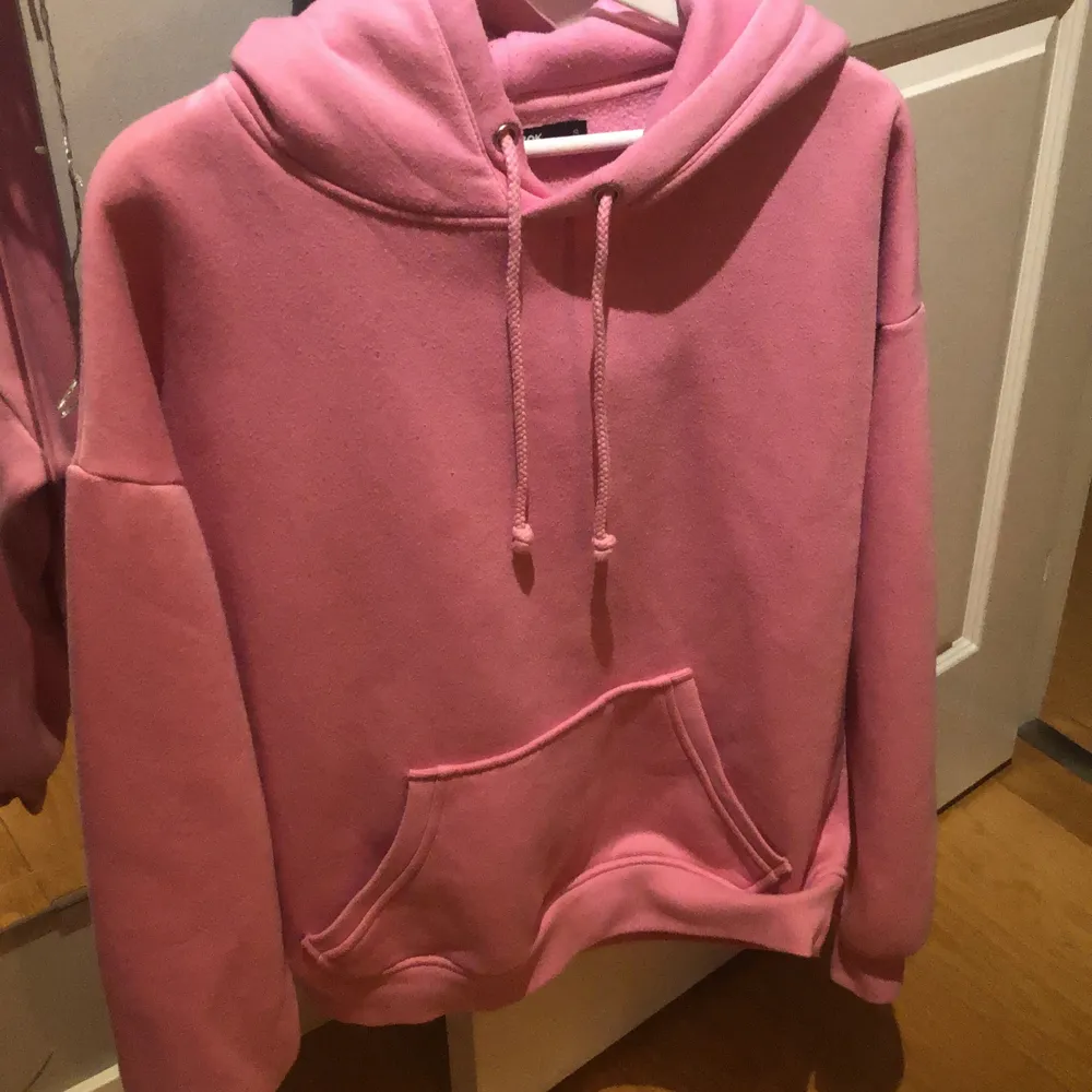 Säljer denna svinsnygga rosa hoodien från Bikbok, köpte för några månader sedan och har aldrig använt så den är precis som ny. Hör av er vid intresse!. Hoodies.