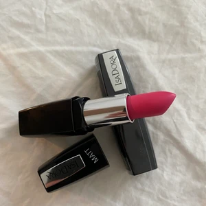 Läppstift Isadora 2st, 02 pink darling - Läppstift Isadora färg 02 pink darling 2 st i Nyskick. Båda för 80kr